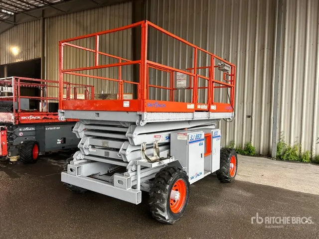 2000 Skyjack SJ8831 4x4 Dual Fuel Scissor Lift