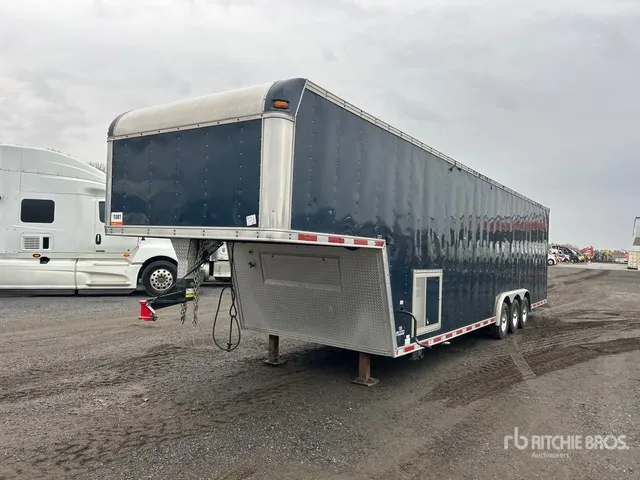 2003 United URS 38 ft Tri/A Gooseneck Insulated Enclosed Trailer