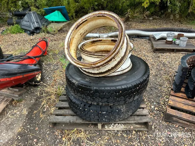 Quantity of (2) Kumho 11R22.5 Tires