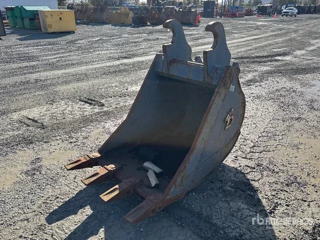Develon 32 in Digging Excavator Bucket