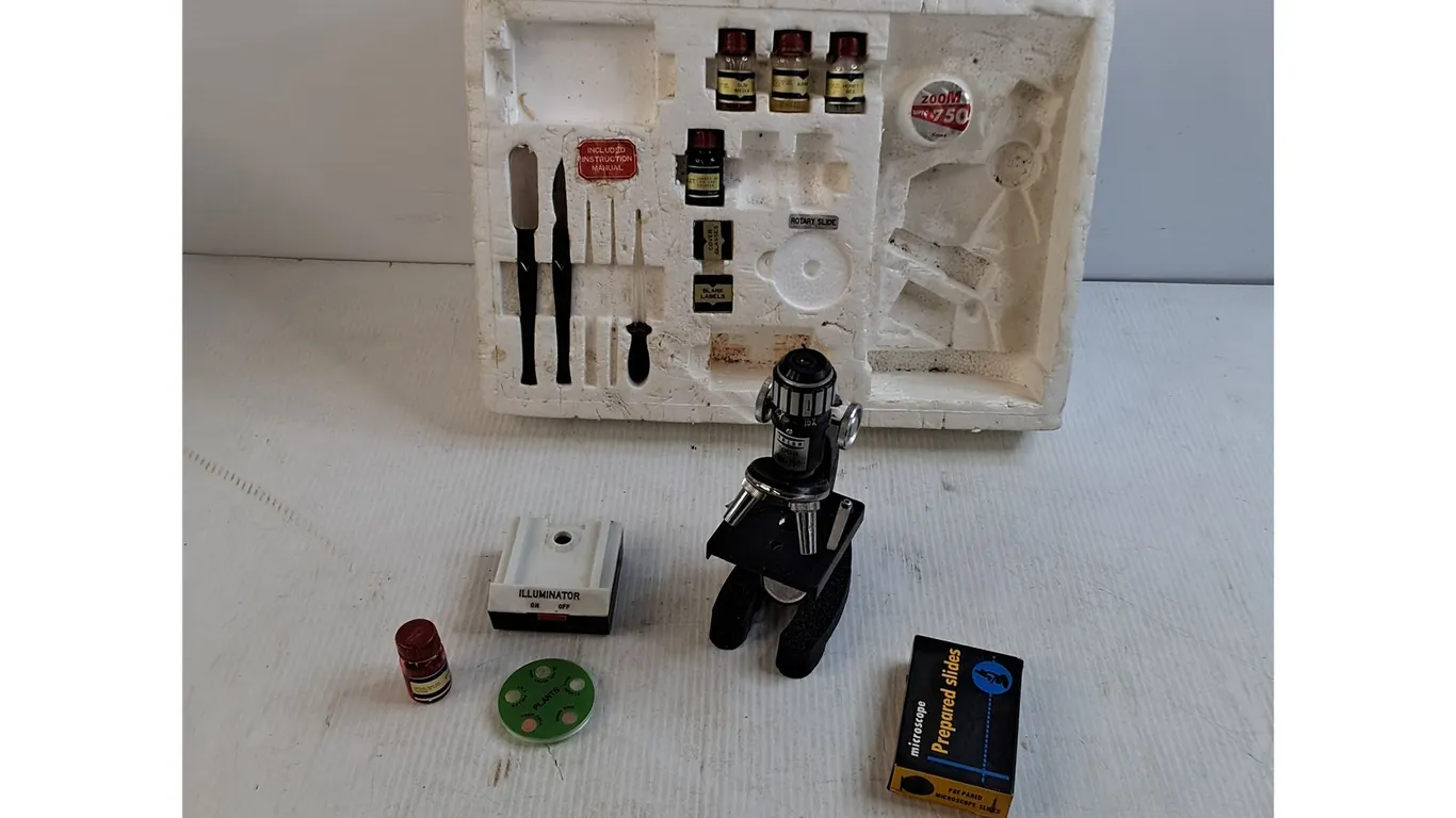 Pre-Owned Microscope Set - As Is