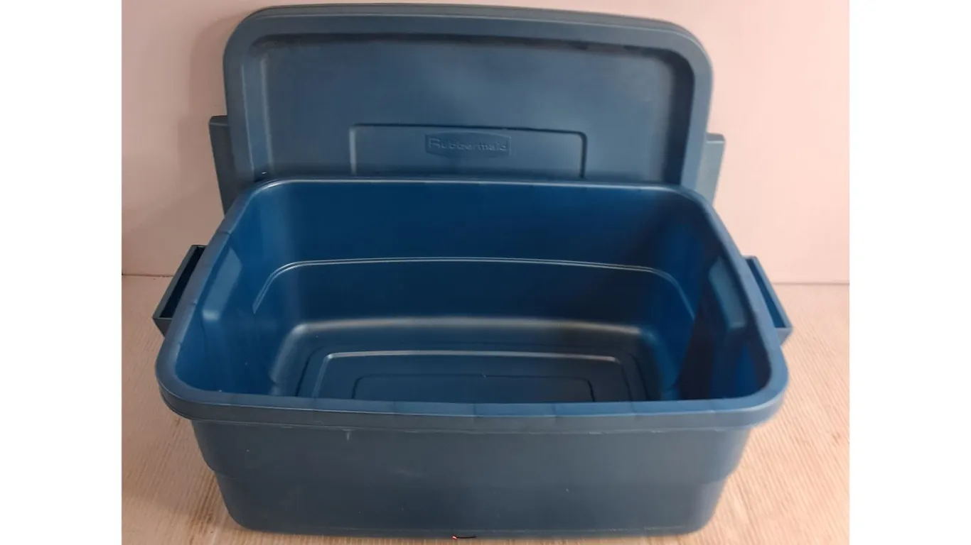 Rubbermaid Roughneck Shallow Storage Bin - 21x15x8.5", Pickup Only