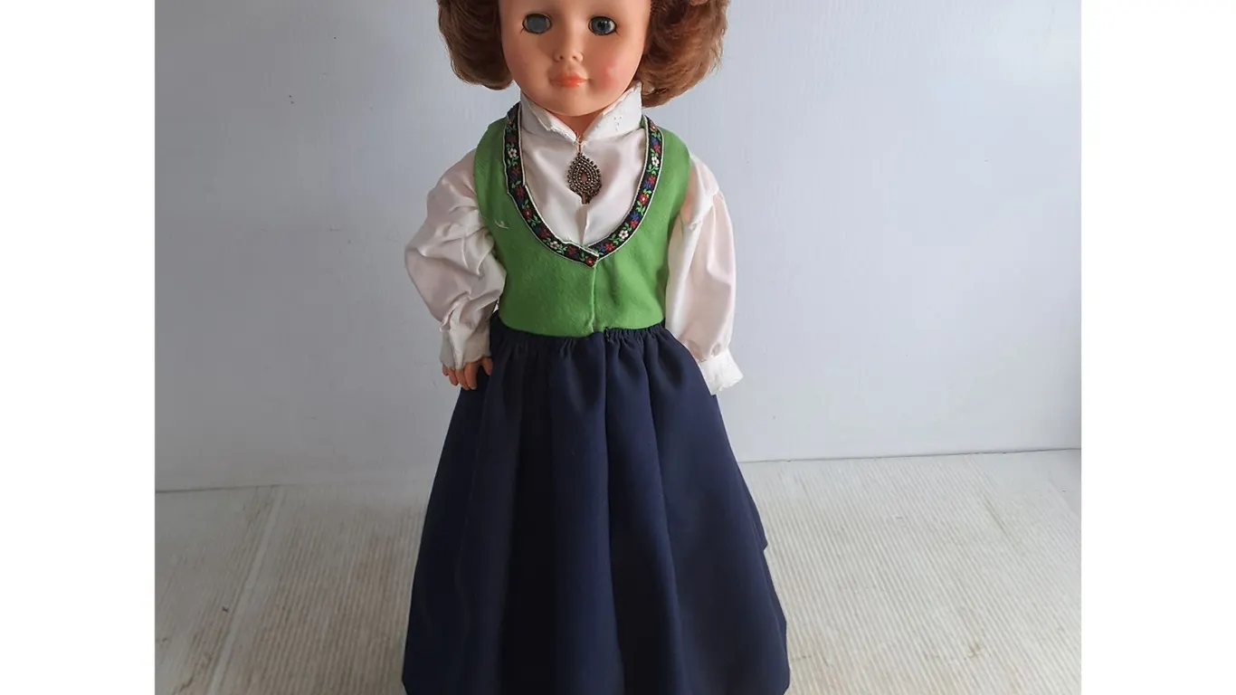 Poseable 25" Doll w/Stand