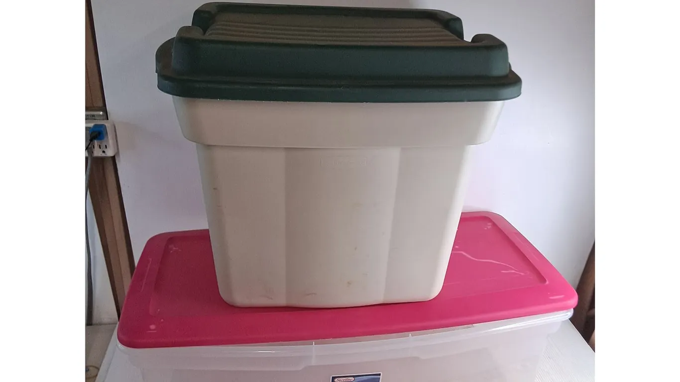 (2) Storage Bins w/Lids - Sterilite & Rubbermaid, Pickup Only