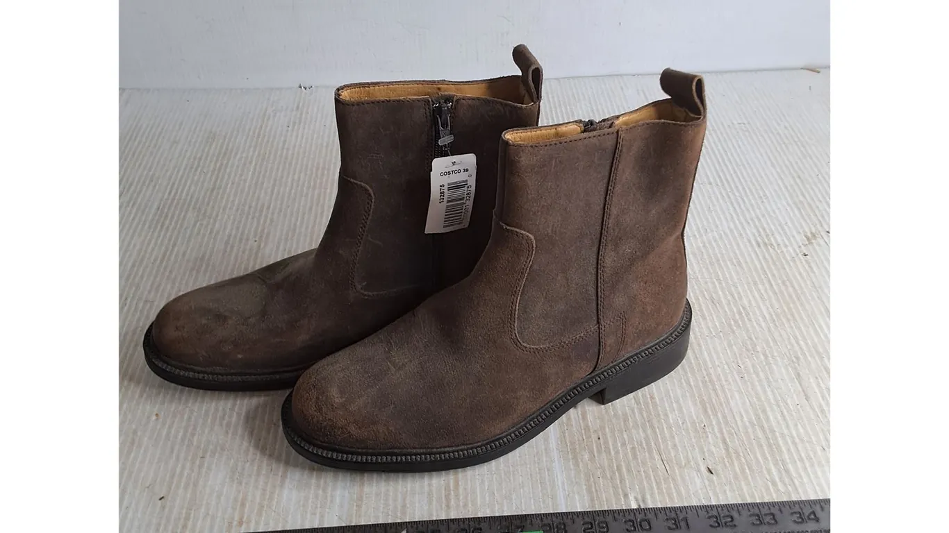 Unused Pair of Rockport Size 39 Leather Boots