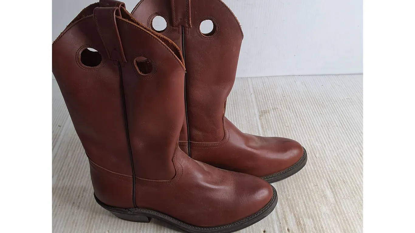 Unused Pair of Vibram Size 9 Leather Cowboy Boots