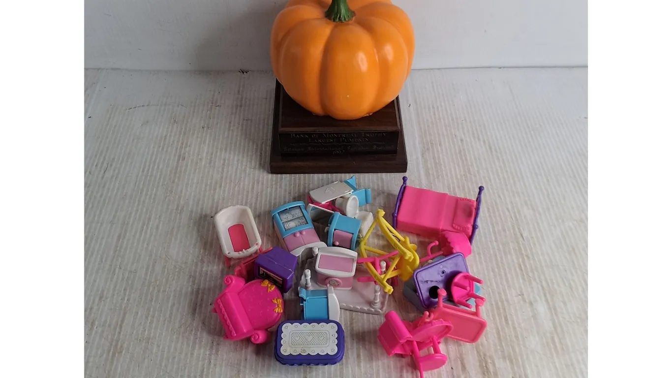 Largest Pumpkin Trophy, Toy Furniture