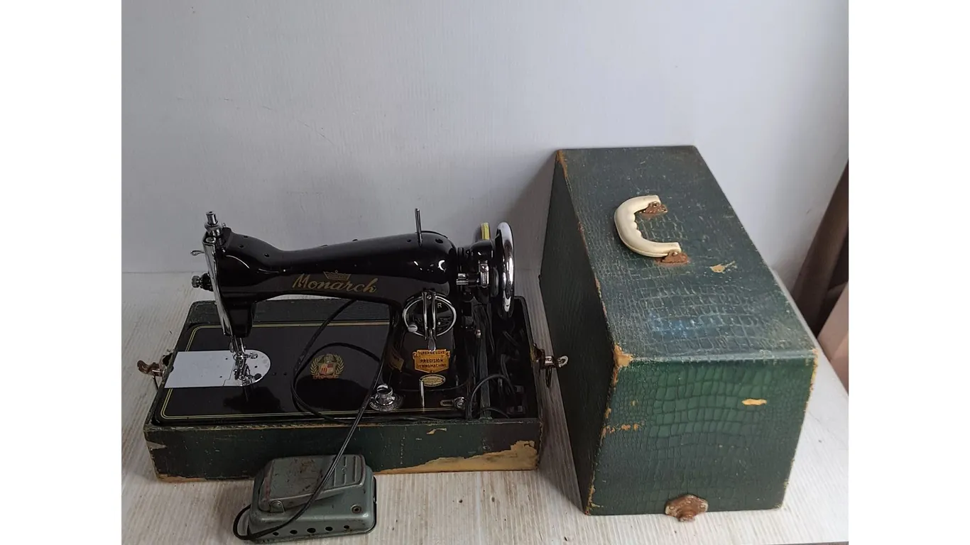 Vintage Monarch Portable Sewing Machine - Tested - 14x9x18" - Cannot Ship