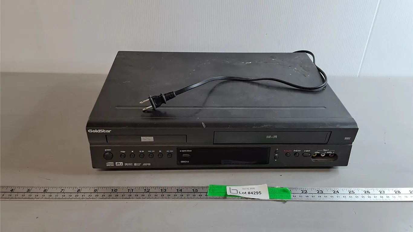 GoldStar VHS/DVD Player- Powers On, Can't Ship
