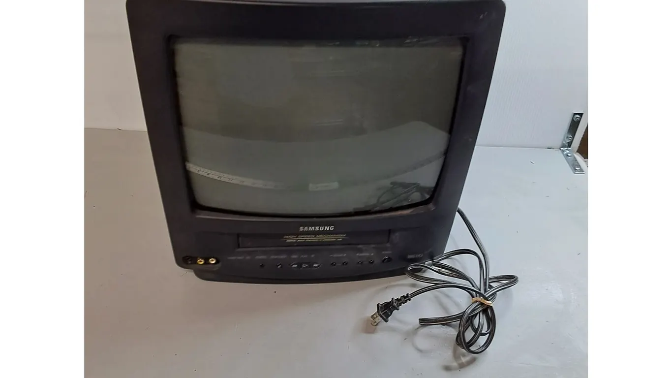 Samsung Tube TV/VHS Player 15" x 14" x 14"- Powers On, Can't Ship