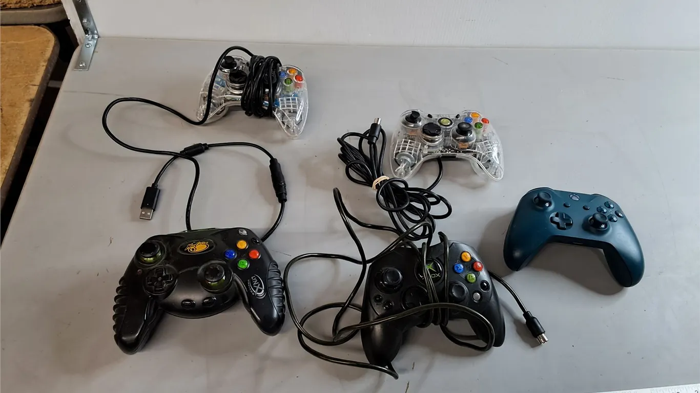 (5) Xbox Controllers