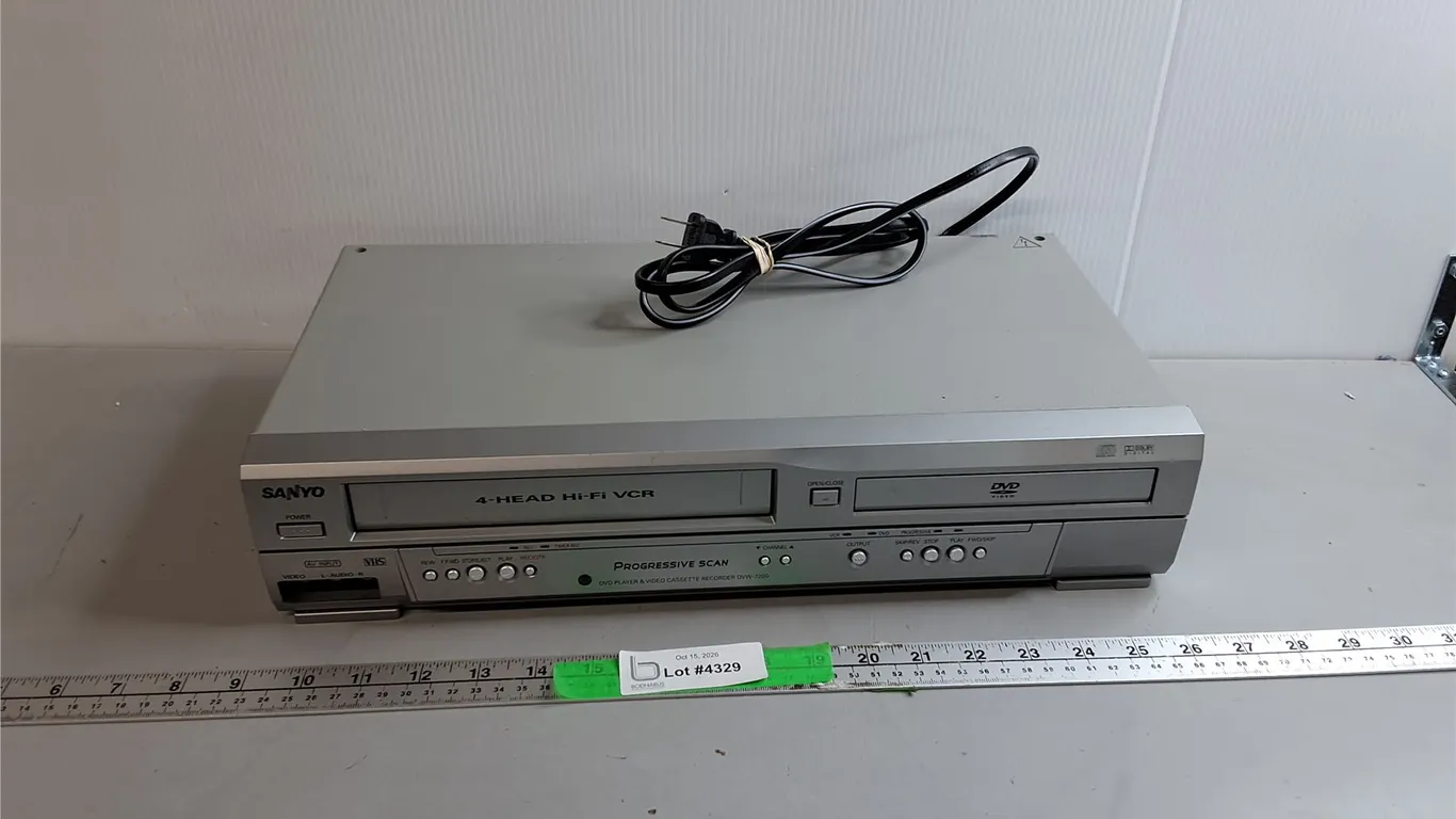 Sanyo VHS/DVD Player- Powers On