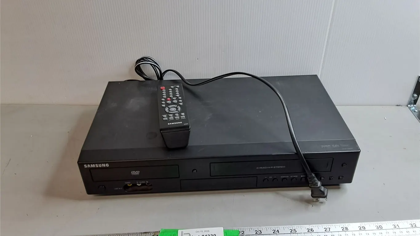 Samsung VHS/DVD Player & Remote- Powers On