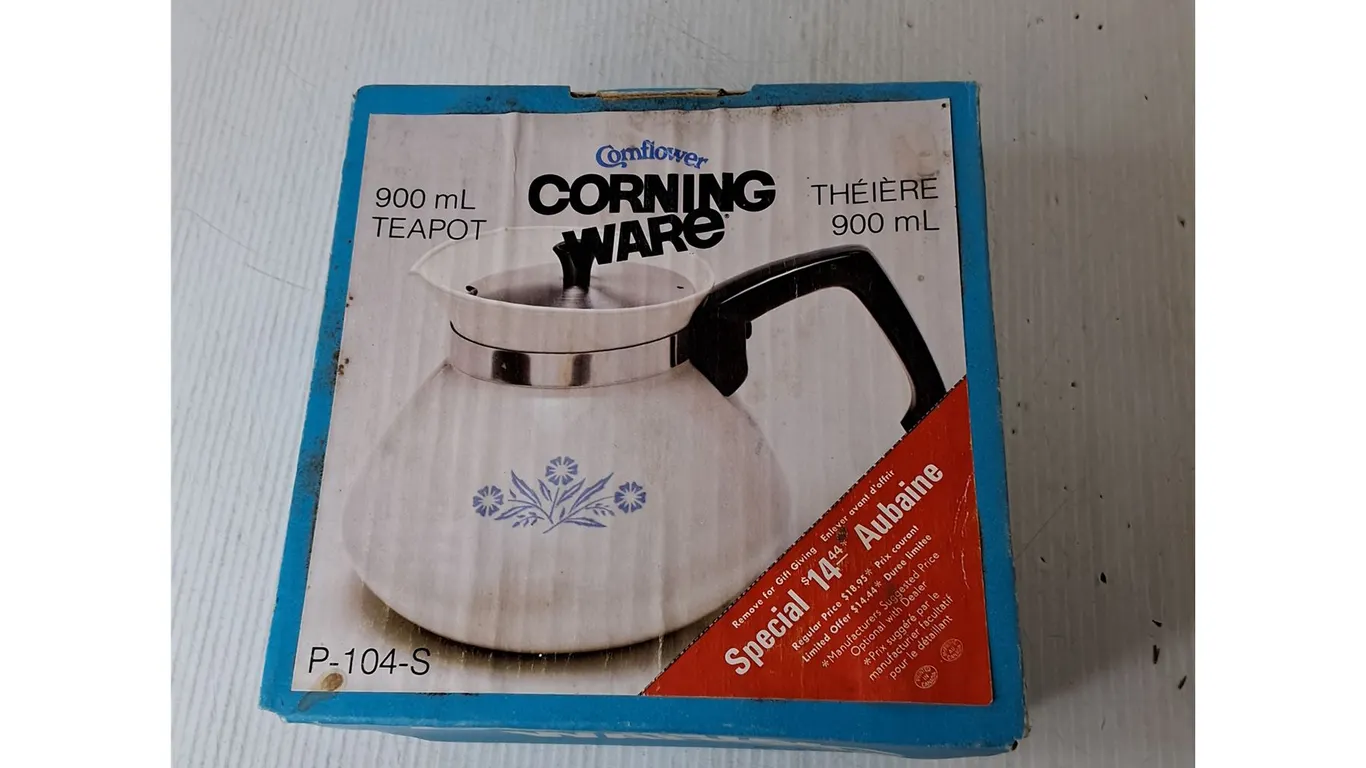 Corning Ware 900 mL Teapot- Sealed