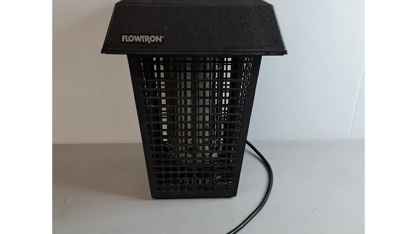 Flowtron Electric Bug Zapper- Powers On, Pickup Pref'd