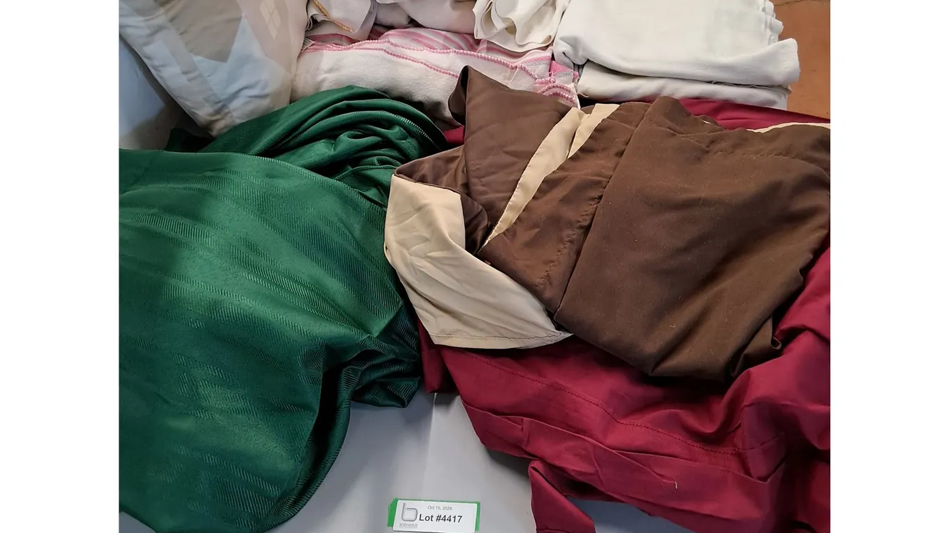 Assorted Blankets/Bedsheets, Pillowcases, Tablecloth, Bed Skirt
