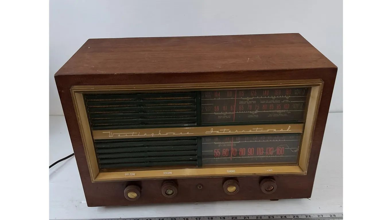 1940's Westinghouse International Tabletop Tube Radio Tested Works