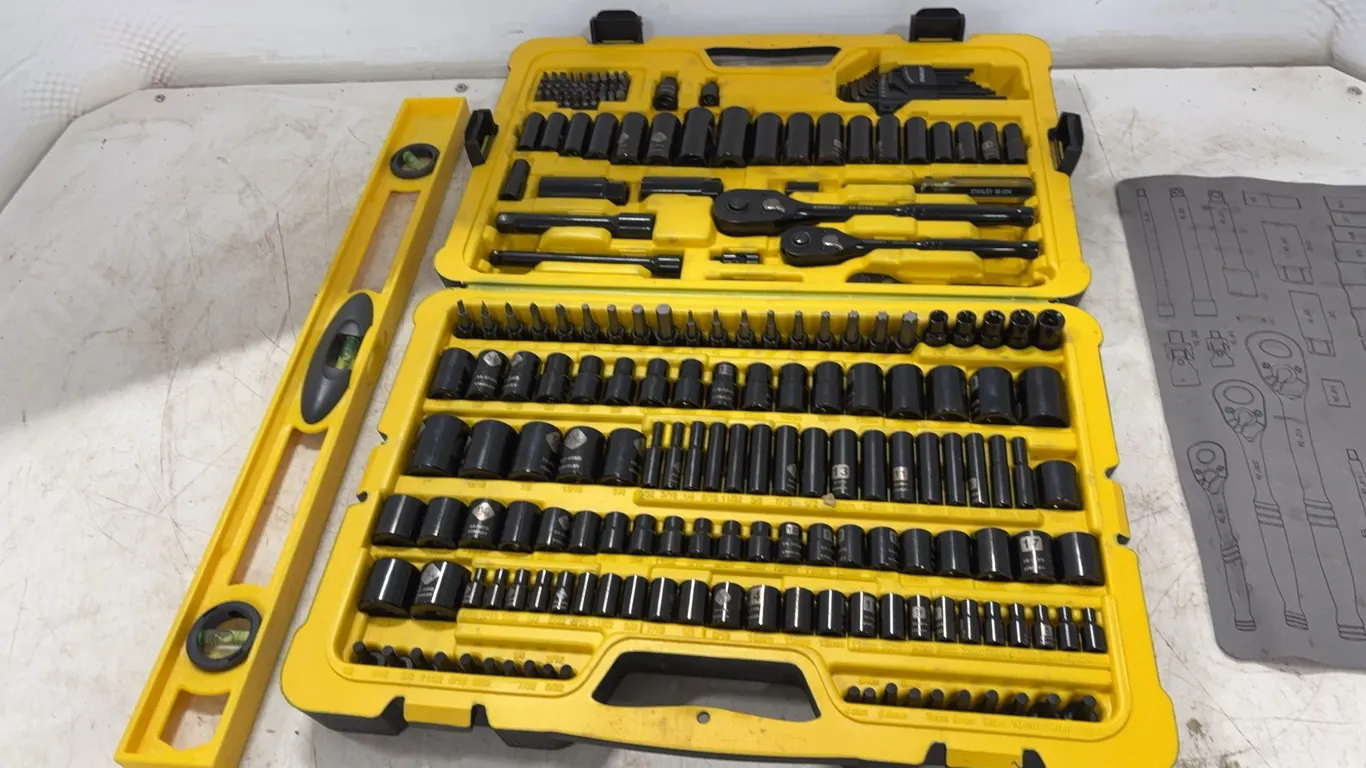 Stanley Professional Grade Socket/Wrench Set SAE/Metric & 2' Level
