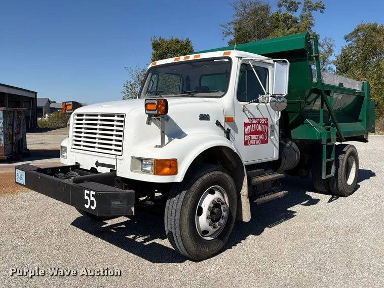 2001 International 4900 dump truck