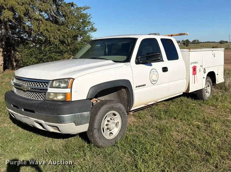 2007 Chevrolet Silverado 2500HD Ext. Cab utility bed pickup truck