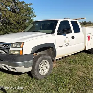 2007 Chevrolet Silverado 2500HD Ext. Cab utility bed pickup truck