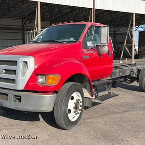 2005 Ford F750 Super Duty truck cab and chassis