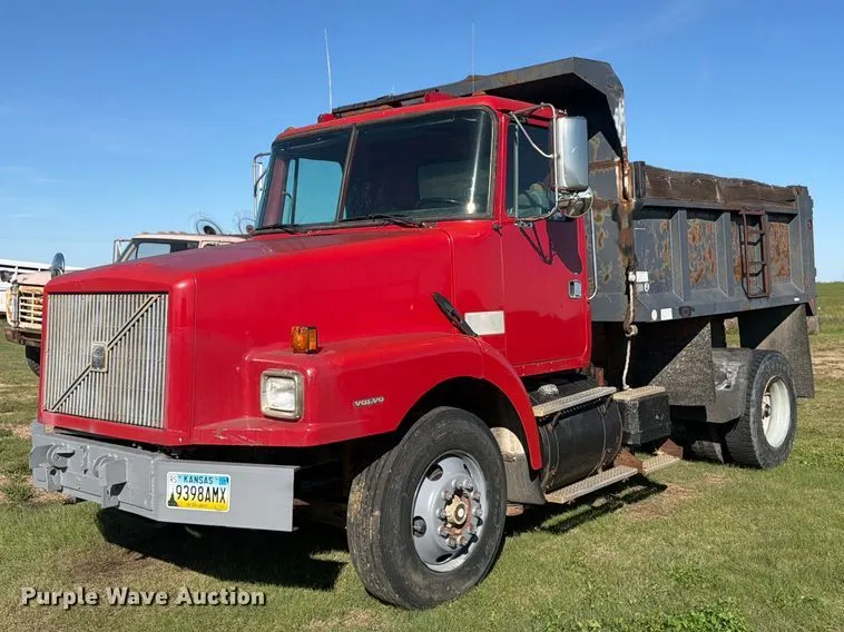 1996 Volvo WG dump truck