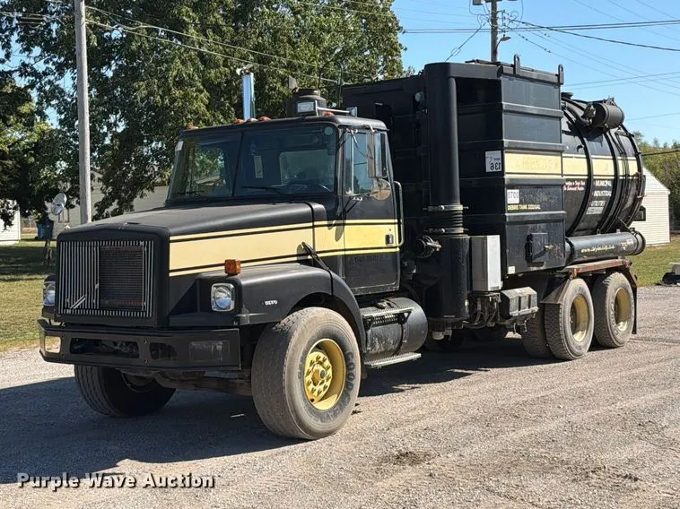 1996 Volvo WG vacuum truck