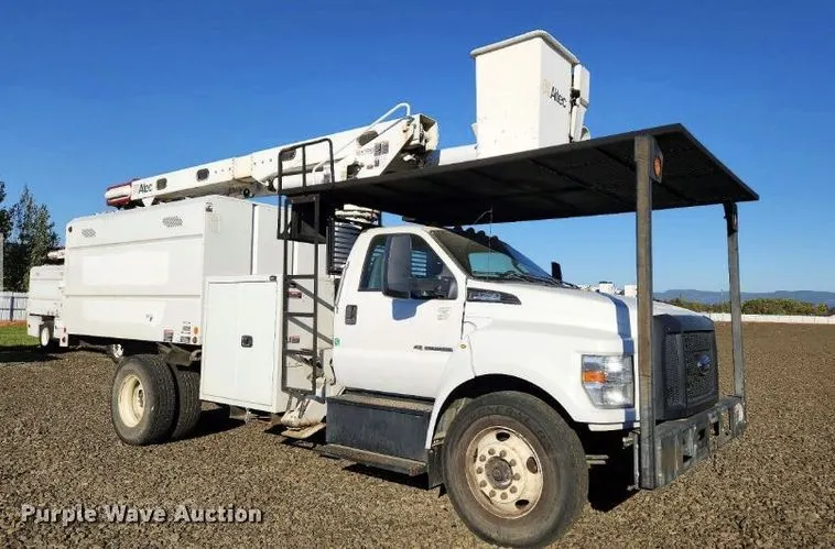 2016 Ford F750 Super Duty forestry bucket truck