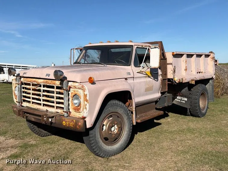 1976 Ford F700 dump truck