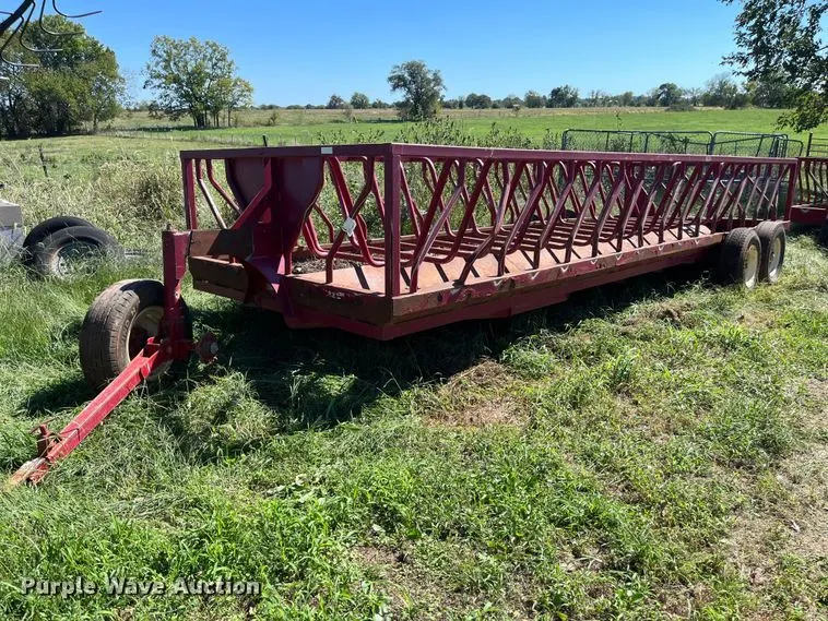 Patriot hay bale feeder wagon
