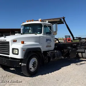 2000 Mack RD688S roll-off container truck