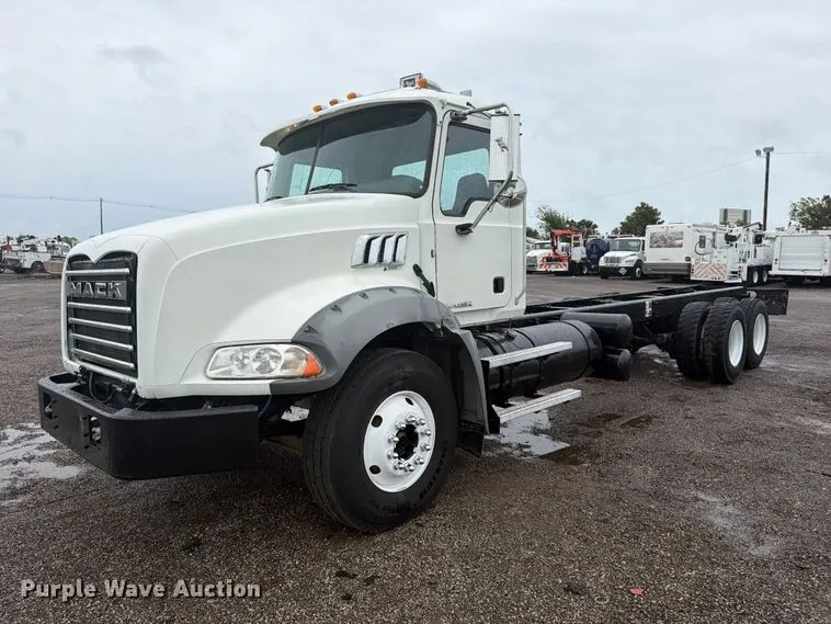 2015 Mack GU813 truck cab and chassis
