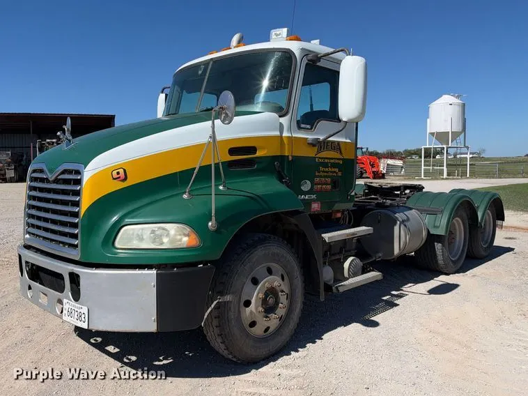 2011 Mack CXU613 semi truck