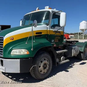 2011 Mack CXU613 semi truck