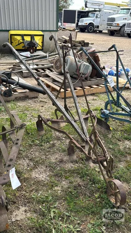 ADJUSTABLE HORSE DRAWN SCUFFLER