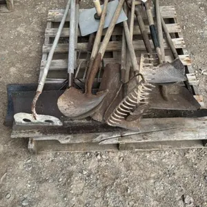 QUANTITY OF SHOVELS, GARDEN TOOLS, HAND HELD MORTAR BOARD