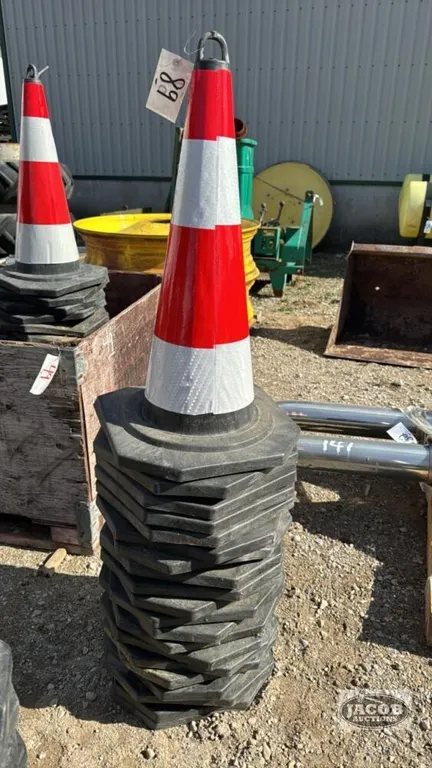 (20) 28IN SAFETY CONES