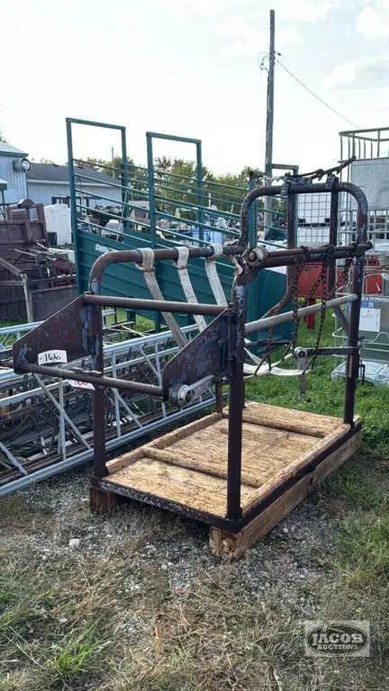 HOOF TRIMMING CHUTE