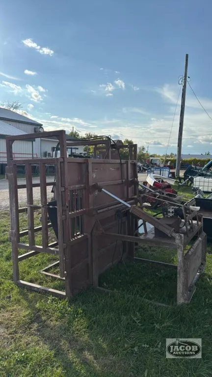 SKID STEER MOUNT BERKELMANS HOOF TRIMMING CHUTE