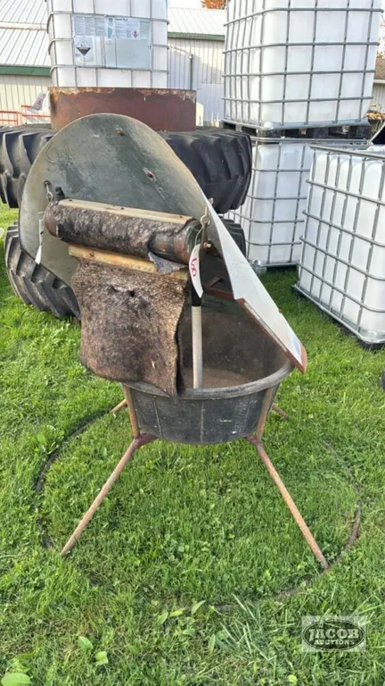 MINERAL FEEDER