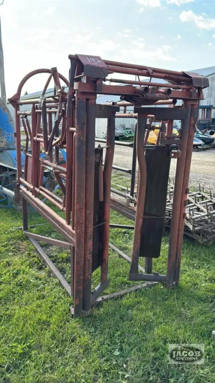 CATTLE CHUTE WITH HEADGATE