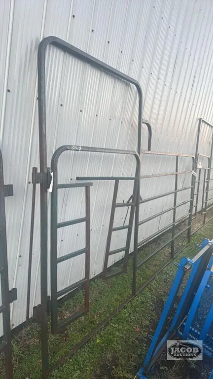11FT X 5FT STEEL GATE WITH WALK THROUGH MAN GATE