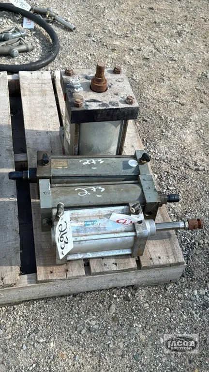(4) PNUEMATIC CYLINDERS OF DIFFERENT SIZES