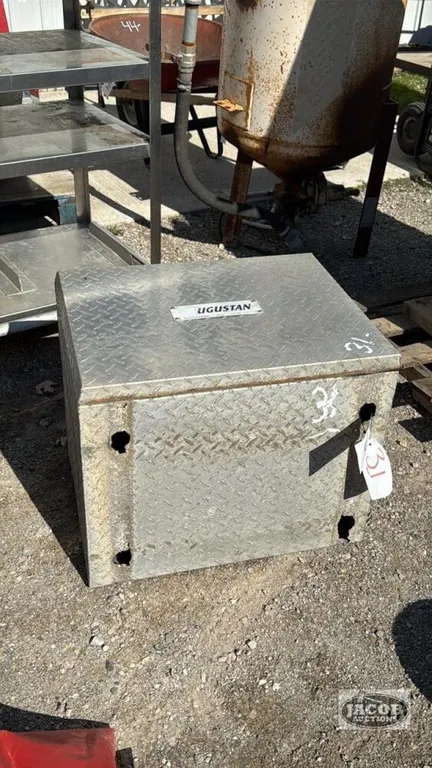DIAMOND PLATE TRUCK BOX
