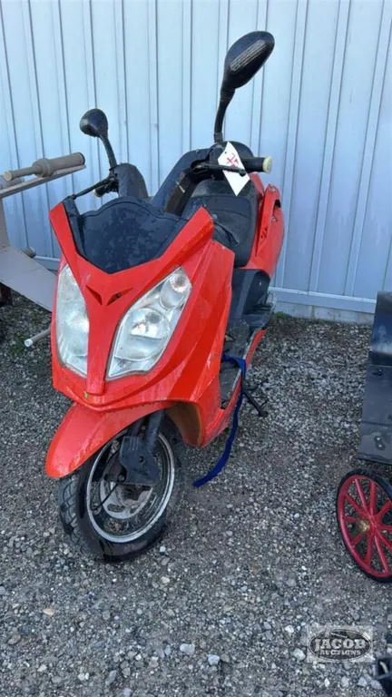 ELECTRIC SCOOTER- NEEDS BATTERY TO RUN
