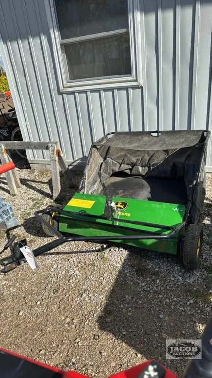 JOHN DEERE PULL-TYPE 42IN LAWN SWEEPER