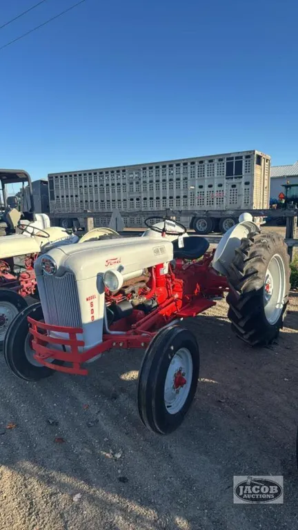 FORD 600 GAS TRACTOR