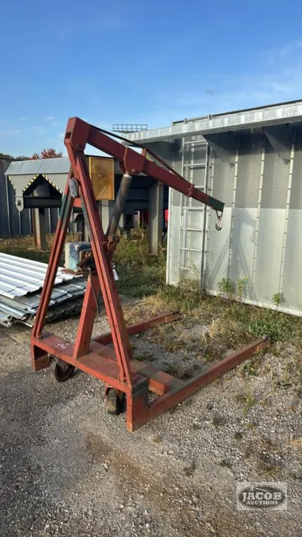 TOWABLE ENGINE HOIST