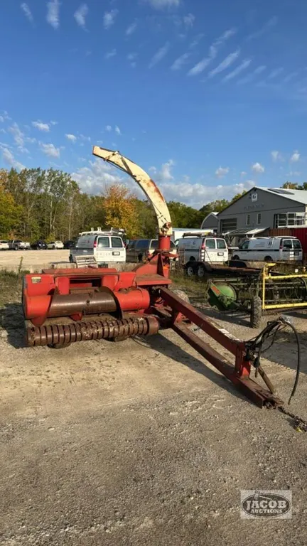 INTERNATIONAL 720 HARVESTER WITH HEADS
